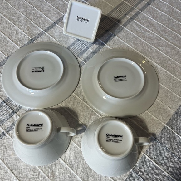 Crate&Barrel Loft White porcelain Cappuccino 4 piece set 2 cups, 2 saucers - Picture 5 of 9